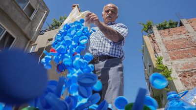 Bursa'da 3 yılda 2 milyon kapak toplayarak ihtiyaç sahiplerine destek oldu