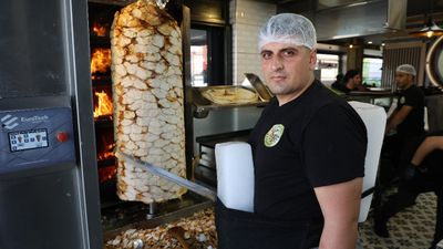 Adana'da dönerciler serinlemek için vücutlarına buz kalıbı bağlıyor