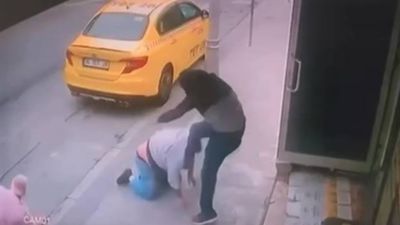 İstanbul'da taksici, oğlunun alacaklısı tarafından darbedildi