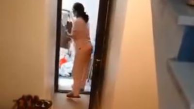 İstanbul'da iki kadının 'ortak alan' tartışması: Pazar arabasını dışarı attı