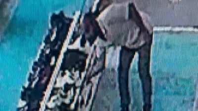 Batman'da camiden ayakkabı çalan hırsızlar kamerada