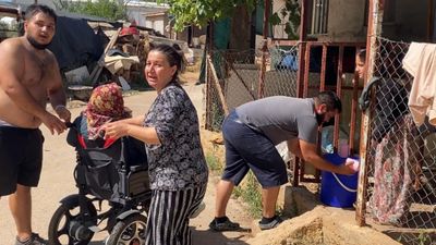 Antalya'da evine yaklaşan alevlerden kurtarılan kadın, tekerlekli sandalyeyle uzaklaştırıldı