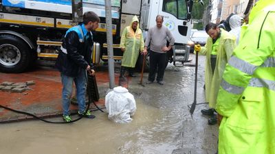 Trabzon'da sağanak: Cadde ve sokakları su bastı