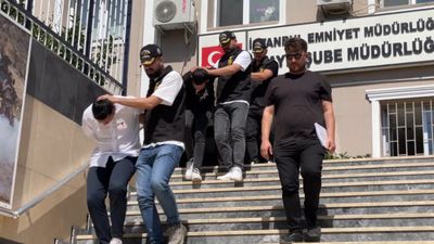İstanbul'da kendilerini polis olarak tanıtarak dolandırıcılık yapan 3 şüpheli yakalandı