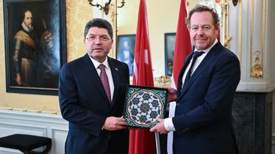 Yılmaz Tunç, yıllar önce yurt dışına çıkarılan tarihi çiniyi teslim aldı