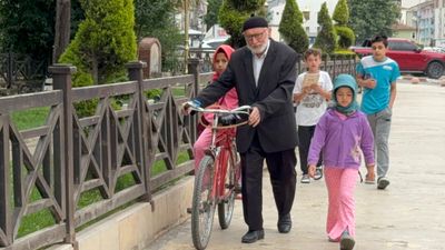 Tokat'ta torunlarını her gün bisikletle Kur’an kursuna götürüyor