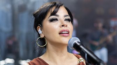 Şarkıcı Zara, sahnede Volkan Konak'ı andı! Gözyaşlarına engel olamadı