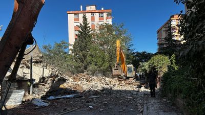 İstanbul Maltepe'de 11 katlı bina yıkım sırasında çöktü