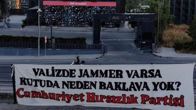 CHP İstanbul İl Başkanlığı'nın karşısına asılan pankart gündem oldu