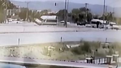 Isparta otomobille çarpışan minibüs devrilmekten son anda kurtuldu: 3 yaralı