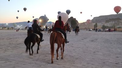 Kapadokya’da peribacalarının eşliğinde atlı tur festivali