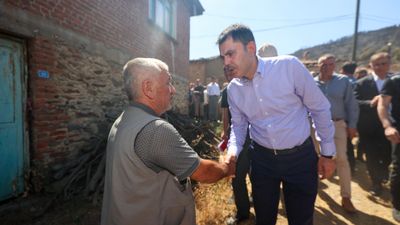 Murat Kurum, İzmir Ödemiş'te evlerini kaybeden vatandaşları ziyaret etti