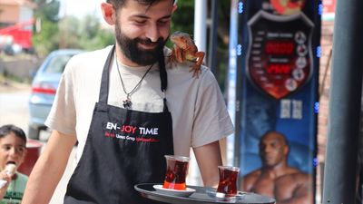 Yozgatlıların 'maça giden iguana'sı Ökkeş, omuzlardan inmiyor