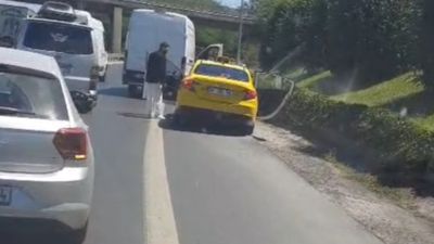 İstanbul'da minibüs şoförü taksiye saldırdığı anlar kameralara yansıdı