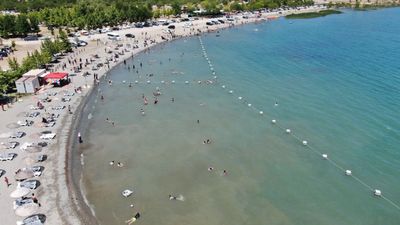 Elazığ'da tatilciler Hazar Gölü’ne akın etti