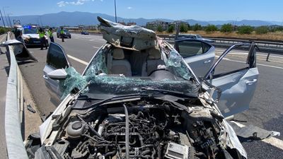 Kocaeli'de bariyere çarpan otomobilin tavanı koptu: 4 yaralı