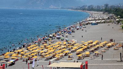 Antalya sahillerinde hafta sonu yoğunluğu