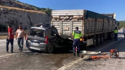 Mersin’de hafif ticari araç tıra çarptı: 5 ölü, 1 yaralı
