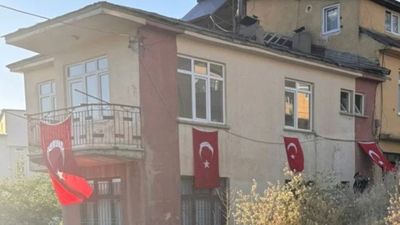 Şehitlerin evlerine Türk bayrakları asıldı