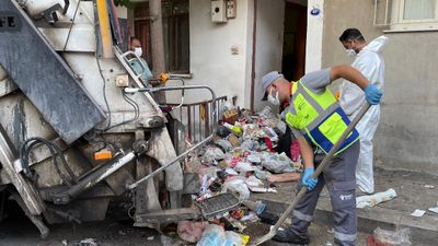 Bornova'da çöp ev diye şikayet edildi: Bir ailenin dramı ortaya çıktı