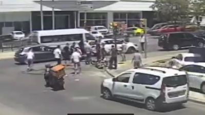 İstanbul'da otomobil ile motosikletin çarpıştığı anlar kamerada