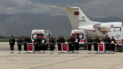 Kuzey Irak'ta şehit düşen 12 asker için Hakkari'de tören düzenlendi