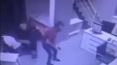 Manisa'da emlak ofisinde silahlı kavga: 1 ölü, 3 yaralı