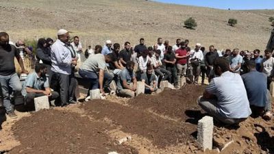 Mersin'de kazada ölen aynı aileden 5 kişi toprağa verildi
