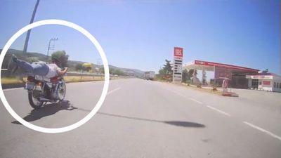 Samsun'da tehlikeli yolculuk: Motosikletin üzerine yatarak trafikte ilerledi