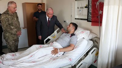 Milli Savunma Bakanı Güler'den, metan gazına maruz kalan askerlere ziyaret