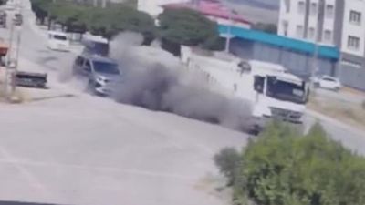 Elazığ’da lastiği patlayan kamyon tel örgülere çarptı