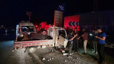Adana'da kamyonet ile taksi çarpıştı: 4 kişi yaralandı