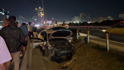 İstanbul'da araç makas attı: 2 otomobil boşluğa düştü