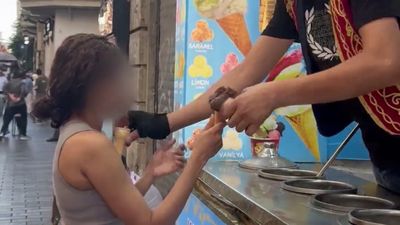 İstanbul'da kadın turiste külah oyunuyla taciz kamerada