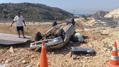 Mersin'de otomobil karşı şeride geçip takla attı: 1 ölü, 1 yaralı