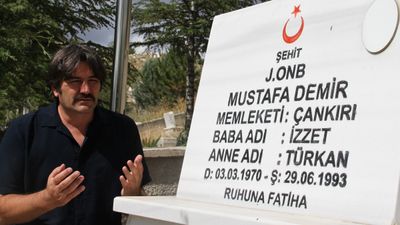 Şehit cenazelerinden etkilendi: Mezarların bakımını üstlendi