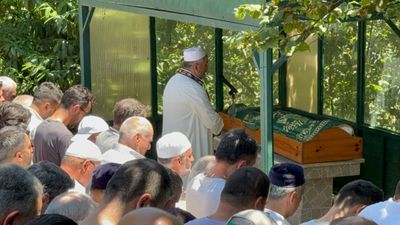 Kocaeli'de engelli kızını boğulmaktan kurtaran baba son yolculuğuna uğurlandı