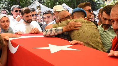 Şehit Piyade Sözleşmeli Er Özkan Özkanlı'ya acı veda: Silah arkadaşı, gözyaşlarını tutamadı