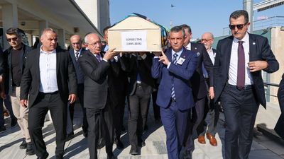 Özgür Özel ile Kemal Kılıçdaroğlu, Namık Tan'ın annesinin cenaze töreninde bir araya geldi