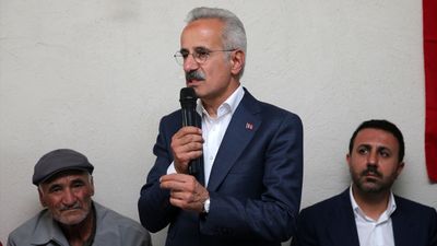 Abdulkadir Uraloğlu'ndan Bitlis'te şehit Yeşildemir'in ailesine taziye ziyareti