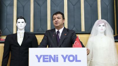 TBMM'de ilginç eylem: Mahmut Arıkan kürsüye gelin ve damat mankeniyle çıktı