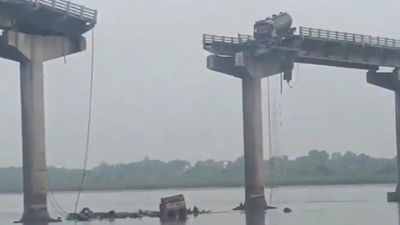 Hindistan'da köprü çöktü, 4 araç nehre düştü: 9 ölü