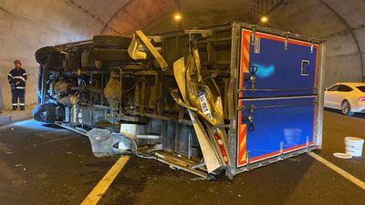 Kocaeli'de iki araç tünel içinde çarpıştı: 3 yaralı