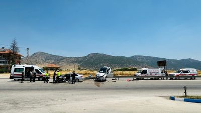 Burdur'da iki otomobil çarpıştı: 2'si çocuk 5 yaralı