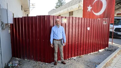 Adana'da sokağın girişini kapattı: Tapulu arazim