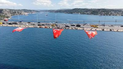 İstanbul'da 15 Temmuz Şehitler Köprüsü'ne Türk bayrağı asıldı