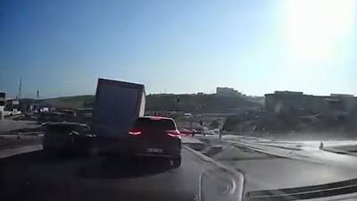 İstanbul'da 10 aracın karıştığı zincirleme kaza kamerada