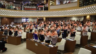 Muhittin Böcek'in tutuklanması sonrası Antalya belediye meclisinde gerginlik