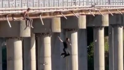 Elazığ'da gençler köprüden nehre atladı