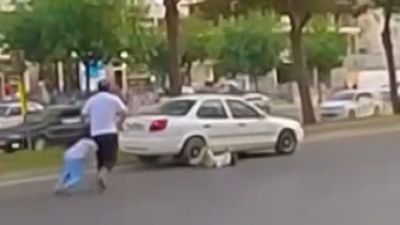 Kahramanmaraş'ta babalarıyla yolun karşısına geçen çocuklara otomobil çarptı